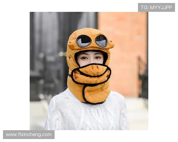 以足球玩偶帽子为灵感打造充满运动与童趣的创意时尚风 以足球玩偶帽子为灵感打造充满运动与童趣的创意时尚风