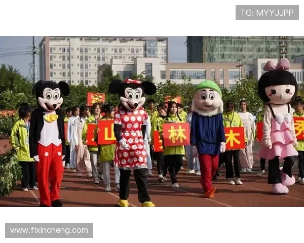 立体足球男孩雕塑艺术创作展现运动活力与青春风采